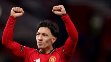 باتريس إيفرا يساند مارتينيز.. رد قوي على سخرية أسطورة مانشستر يونايتد بسبب الشاي